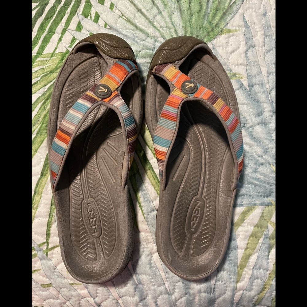 Keen flip flops size 7